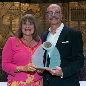 Gail Asper Receives the Sol Kanee Distinguished Community Service Medal